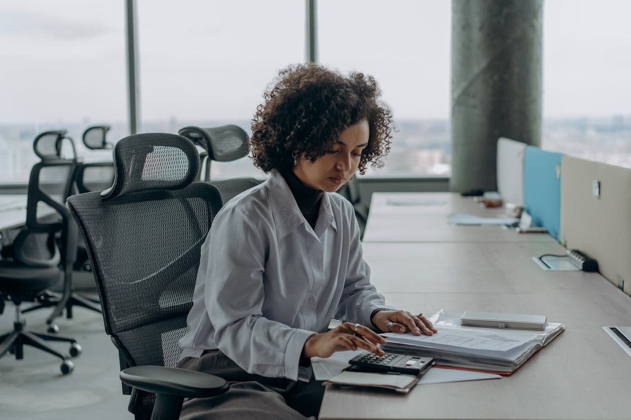 A Financial Services Firm Hires an Administrative Assistant with 7 Years of Experience at £1,700/Month